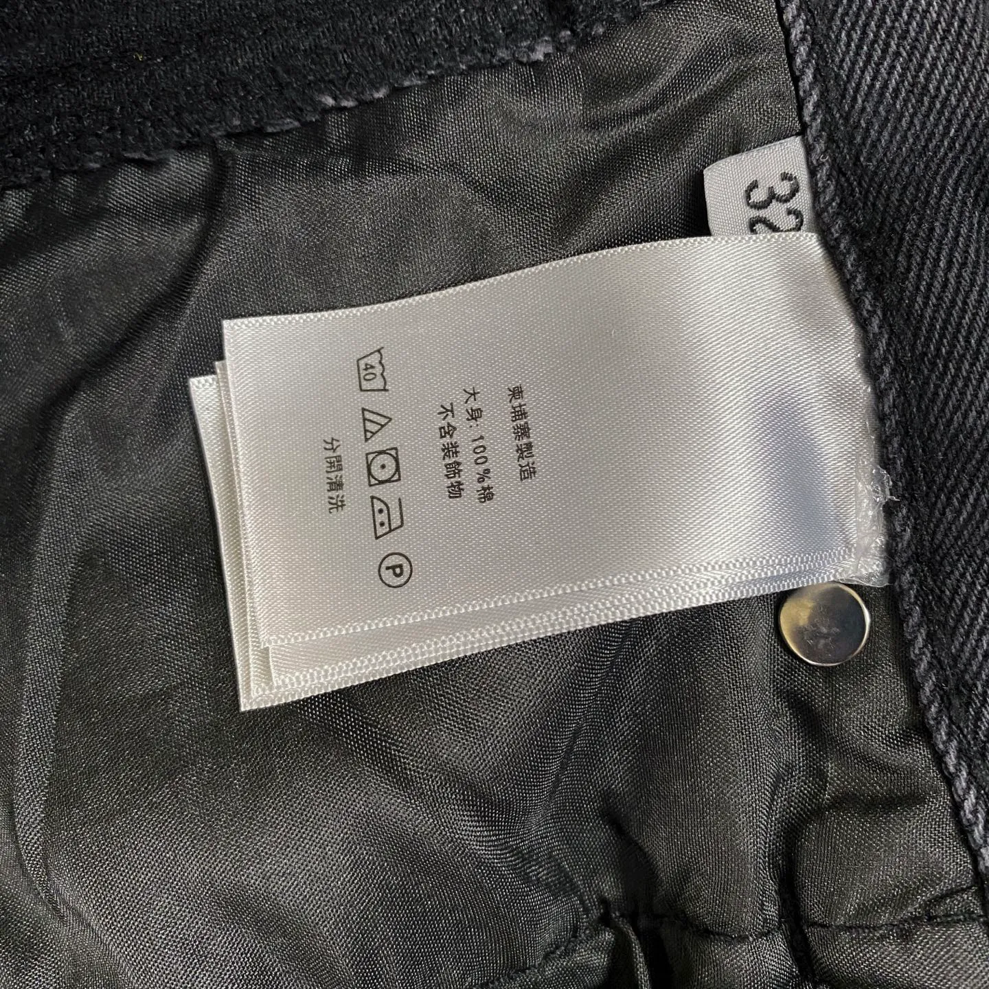 P270 Chrome hearts Chrome hearts Miami limited edition star black work jeans logging pants Chrome hearts city limited jeans Hardware customization Original development vintage levis American-made 501 black and gray base version Levi's American-made 501 base version Imported sheepskin 925 silver jewelry remake [Top heavy industry fashion design] Consistently high-street luxury style. Speaking of this style, the Zangyin family and GU family are definitely the leading representative brands. Especially the Zangyin family has really achieved a state-of-the-art effect in creating high-street style. The unique washed material is used to create this style. The color system is already quite eye-catching. After it is decorated with patchwork cross flowers, it cleverly highlights the charm of the brand. Secondly, this style uses classic The high-waist cutting design highlights the long legs and fashionable temperament of the upper body. The brand is highly recognizable and the slim fit configuration is more suitable for daily wear. It is a product that interprets personality, fashion, and specifications at a glance. This single product is enough to make any fan excited. It can be a white T-shirt for a youthful college style, or a tight suspender for a royal style. It has strong matching ability and can be easily controlled by men.  [Materials and craftsmanship] Needless to say, this point goes without saying. As an excellent craftsman brand, Zangyin’s requirements for details and craftsmanship are really perfect. The washed color of this model has gone through so many processes, not to mention the embellishment of denim appliques. It is also purely hand-made and sewn. Just like what they believe in, only hand-made things have soul and have the meaning of wear. A top-notch heavy-duty fashionable denim item, I look forward to your perfect interpretation! ! Color: black Size: 30-36